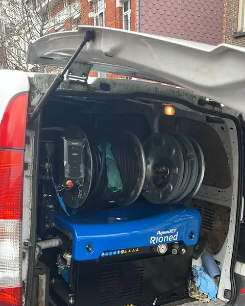 Groupe haute pression et dévidoirs de tuyaux à l'arrière de la camionnette MD Débouchage